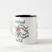 鉛筆の幼稚園の石を持つ子犬 ツートーンマグカップ (正面左)