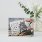 鉛筆 vs カメラ - クールだ ポストカード (スタンド正面)