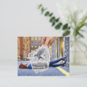 鉛筆Vsカメラ – カラス ポストカード (スタンド正面)