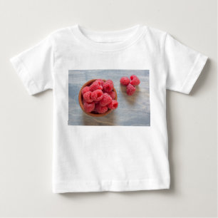 鉢の中の新鮮なラズベリー ベビーTシャツ