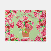 鉢植えで赤いゼラニウムの花のモノグラムのな名前 ドアマット (正面)