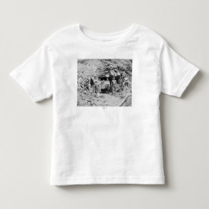 鉱山の写真の外の人のグループ トドラーTシャツ