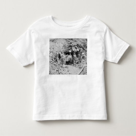 鉱山の写真の外の人のグループ トドラーTシャツ (正面)