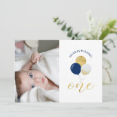 銀とネイビーの風船 | 男の子の1歳誕生日パーティー 招待状 (スタンド正面)