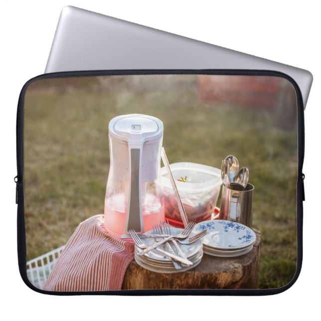 銀と青のフローラセラミックプレートと投手 ラップトップスリーブ (正面)