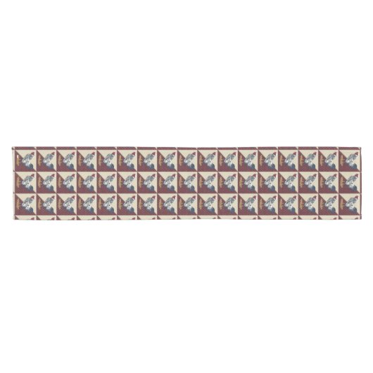 銀によってひもで締められるWyandotteのオンドリのクリームはバーガンディに点を打ちます ショートテーブルランナー (横)