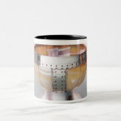 銀によって取付けられる真珠色のwassailボール ツートーンマグカップ (中央)