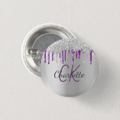 銀のグリッターが紫のカスタム モノグラム名が垂れる 缶バッジ (正面&裏面)