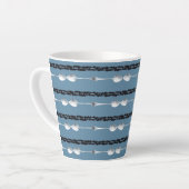 銀のスプーンと刺繍のような糸柄のマグカップ カフェラテマグ (左アングル)
