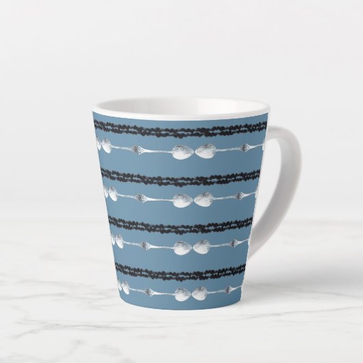 銀のスプーンと刺繍のような糸柄のマグカップ カフェラテマグ (右アングル)