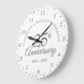 銀のハートの紙吹雪で25周年記念結婚式を祝おう ラージ壁時計 (傾斜)