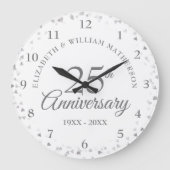 銀のハートの紙吹雪で25周年記念結婚式を祝おう ラージ壁時計 (正面)