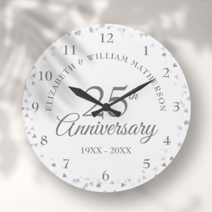 銀のハートの紙吹雪で25周年記念結婚式を祝おう ラージ壁時計