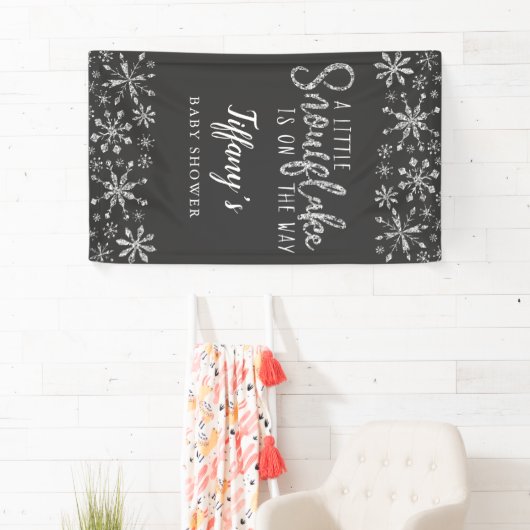 銀のベビーシャワーの途中に小さな雪片 横断幕 (インサイチュ)