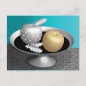 銀の台座の上の金ゴールドと銀のリンゴ ポストカード (正面)