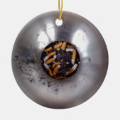 銀の喫煙者の灰皿のお尻おもしろい、 セラミックオーナメント (正面)