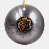 銀の喫煙者の灰皿のお尻おもしろい、 セラミックオーナメント (裏面)