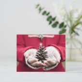 銀の星を持つ松のコーンを持つ手 ポストカード (スタンド正面)