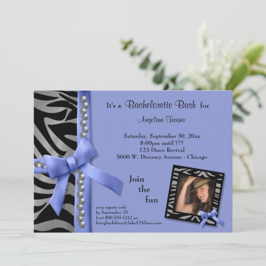 銀の真珠とゼブラの縞のある紫の弓 招待状 (スタンド正面)