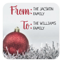 銀の花輪を持つ赤いキラキラしたクリスマスボール