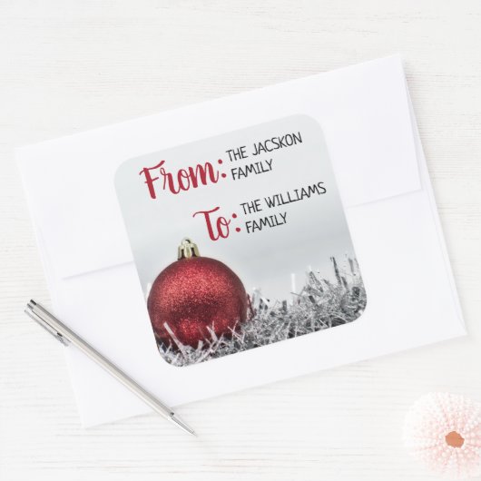 銀の花輪を持つ赤いキラキラしたクリスマスボール スクエアシール (封筒)