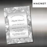 銀エレガントのモダン誕生日 マグネット招待状<br><div class="desc">銀のモダン模様を背景に。名前とパーティー・詳細のパーソナライズおよび追加</div>