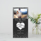 銀エレガントの結婚リングや輪 | 日付ハートの保存 セーブザデート (スタンド正面)