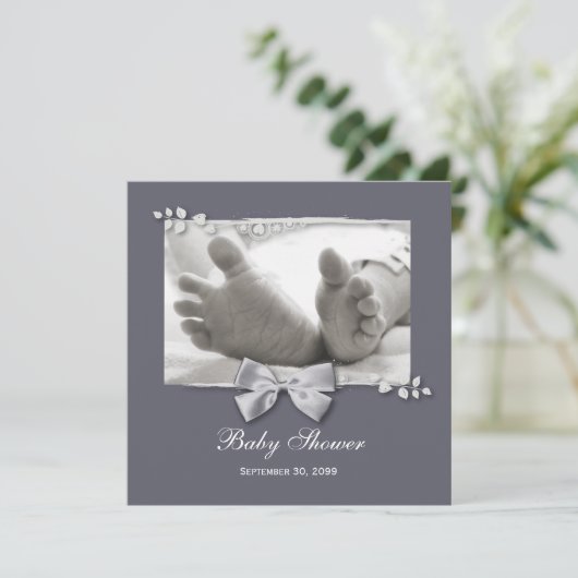 銀エレガント弓付きベビーシャワー新生児足 招待状 (スタンド正面)