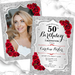銀エレガント赤フォト50誕生日 招待状<br><div class="desc">エレガントフローラ50歳の誕生日の招待状とカードの後ろの写真。グラムデザインフェイクグリッター銀。シルバーストライプのフォント、赤いバラ、スクリプトの紙吹雪。大人スタイリッシュのお祝いパーティーに最適。独自の詳細でパーソナライズどんなカスタマイズ年でもいい！印刷されたZazzle招待状または即時ダウンロードのデジタル印刷可能なテンプレート。</div>