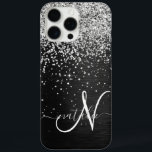 銀カスタムグリッターブラックスパークルモノグラム iPhone 16 PRO MAXケース<br><div class="desc">ブラックのブラシ付きエレガントメタリック背景に銀のグリッターを搭載したかわいらしトレンディーの電話ケーきらめくスのデザインを簡単にパーソナライズ。</div>