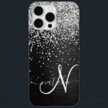 銀カスタムグリッターブラックスパークルモノグラム iPhone 16 PRO MAXケース<br><div class="desc">ブラックのブラシ付きエレガントメタリック背景に銀のグリッターを搭載したかわいらしトレンディーの電話ケーきらめくスのデザインを簡単にパーソナライズ。</div>