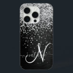 銀カスタムグリッターブラックスパークルモノグラム iPhone 15 PROケース<br><div class="desc">ブラックのブラシ付きエレガントメタリック背景に銀のグリッターを搭載したかわいらしトレンディーの電話ケーきらめくスのデザインを簡単にパーソナライズ。</div>