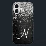 銀カスタムグリッターブラックスパークルモノグラム iPhone 16ケース<br><div class="desc">ブラックのブラシ付きエレガントメタリック背景に銀のグリッターを搭載したかわいらしトレンディーの電話ケーきらめくスのデザインを簡単にパーソナライズ。</div>