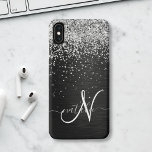銀カスタムグリッターブラックスパークルモノグラム iPhone 15ケース<br><div class="desc">ブラックのブラシ付きエレガントメタリック背景に銀のグリッターを搭載したかわいらしトレンディーの電話ケーきらめくスのデザインを簡単にパーソナライズ。</div>