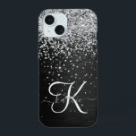 銀カスタムグリッターブラックスパークルモノグラム iPhone 15ケース<br><div class="desc">ブラックのブラシ付きエレガントメタリック背景に銀のグリッターを搭載したかわいらしトレンディーの電話ケーきらめくスのデザインを簡単にパーソナライズ。</div>