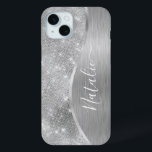 銀グリッターグラムメタリきらきら光るックパーソナライズされたル iPhone 15 MINIケース<br><div class="desc">このシルバーブラシ仕上げ金属と魅力的なフェイクグリッターの電話ケースを自分の名前をカスタムするで簡単にパーソナライズ。</div>