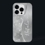 銀グリッターグラムメタリきらきら光るックパーソナライズされたル iPhone 14 PROケース<br><div class="desc">このシルバーブラシ仕上げ金属と魅力的なフェイクグリッターの電話ケースを自分の名前をカスタムするで簡単にパーソナライズ。</div>