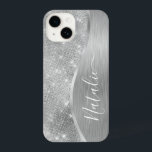 銀グリッターグラムメタリきらきら光るックパーソナライズされたル iPhone 14ケース<br><div class="desc">このシルバーブラシ仕上げ金属と魅力的なフェイクグリッターの電話ケースを自分の名前をカスタムするで簡単にパーソナライズ。</div>