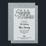 銀グリッターサプライズ誕生日招待状<br><div class="desc">シルバーのグリッターをプリントした背景にシルバーグリッターをシミュレートした「Shhh... It's A Surprise」という招待状が大好き！たくさんのグリッターカラーが用意！任意のサプライズパーティーに最適な、ちょうど文言を変更。文字、フォント、色、サイズを変更できクリックるは、単にカスタマイズボタン。私たちの店のすべての色を参照。</div>