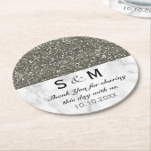銀グリッター及びホワイトマーブル結婚ズモノグラム ラウンドペーパーコースター (アングル)
