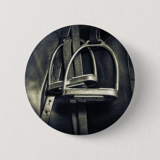 銀スタイリッシュのスターラップオンイングリッシュライディングサドル 缶バッジ (正面)