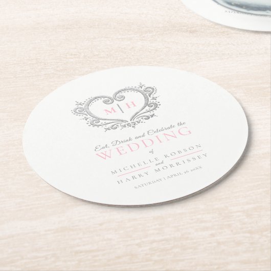 銀ハートピンク白リースモノグラム結婚ズ ラウンドペーパーコースター (アングル)