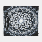 銀パーソナライズされたと黒のフローラガラス曼荼羅 フリースブランケット (正面(横))