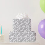 銀ファンシーの白い一体感の結婚象徴 ラッピングペーパー<br><div class="desc">デザインは銀色の背景に白いエレガント一体感の台本を描きユニーク、新婦と新婦の特別な日を表す祝こと。ラッピング紙は、婚約、結婚記念日、バレンタインデー、恋人の日、または一緒に団結し、団結する他の祝大事な行事に適している！デザイン関連アイテムはWDアートザズルストアで利用可能。特別なリクエストや質問の場連絡合は、 wafadahdalcreates@gmail.comのアーティスト。© Wafa Y. Dahdal – 全著作権所有。</div>