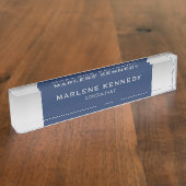 銀モノグラムエレガントネイビーブルーアクリル デスクネームプレート (側面)