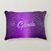 銀モノグラムモダン付き紫ブラシ仕上げ金属 | アクセントクッション (正面)