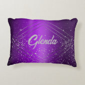 銀モノグラムモダン付き紫ブラシ仕上げ金属 | アクセントクッション (裏面)