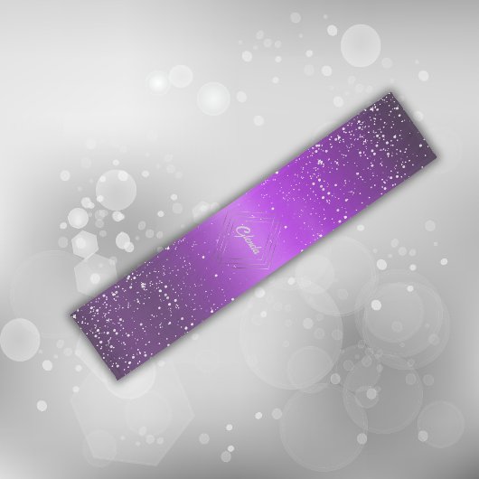 銀モノグラムモダン付き紫ブラシ仕上げ金属 | ショートテーブルランナー