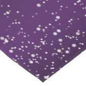 銀モノグラムモダン付き紫ブラシ仕上げ金属 | ショートテーブルランナー (コーナー)