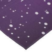 銀モノグラムモダン付き紫ブラシ仕上げ金属 | テーブルクロス (アングル)